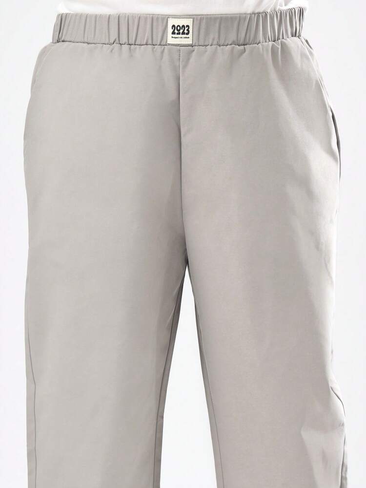 Calça jogger com ajuste relaxado, cintura elástica e punhos