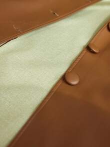 Aveloria Modichic 时尚通勤简约酒红色 PU 皮革 V 领收腰仿纽扣长袖超长常规外套夹克 - 黃色 - 查看 7