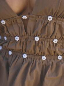 Aralina Top elegant pentru femei, cu guler înalt, stil boho, toamnă/iarnă, cu peplum și garnituri florale, perfect pentru ieșiri în oraș și concerte la țară. - Maro - Vizualizare 3