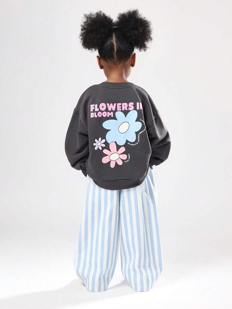 Sweatshirt mit Blumenmuster und gestreifter Hose mit weitem Bein