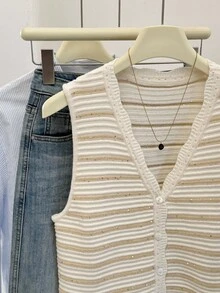 SHEIN Frenchy 2025秋冬季女士法式休闲撞色亮片条纹V领无袖纽扣荷叶边针织背心，秋冬季，无袖针织保暖上衣，撞色滚边，休闲日常穿着，FW25，通勤，简约，办公室，复古，简约，秋冬季，女士针织背心纽扣无袖开衫，四季皆宜，女士冬季毛衣，圣诞毛衣，新年，派对。亮片毛衣。 - 杏色 - 查看 5