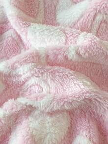 Pijama de bebé recién nacido de una sola pieza con pies de forro polar para otoño/invierno, color rosa claro con patrón de corazones blancos, estilo lindo y juguetón adecuado para bebés
