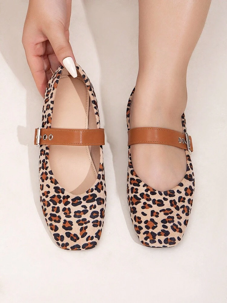 CUCCOO CURVES レオパード柄ストラップ ミニマリストデザイン 光沢スクエアトゥ フラットシューズ、幅広い足に適しています