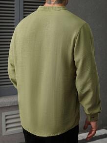 Manfinity CasualCool Camisa casual de manga larga con bolsillo y cuello con muesca de unicolor para hombres, la nueva camisa de otoño 2025 es adecuada para diversas ocasiones como ir al trabajo, citas casuales y negocios. Es una prenda de manga larga para salir en otoño, camisa casual de cuello alto para hombres de otoño, camisa versátil para salidas de otoño, camisa de la nueva colección de otoño 2025, para el otoño - Verde militar - Ver 2