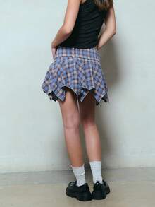 TypaGal Chiếc váy ngắn kẻ caro với thắt lưng bản to và gấu khăn tay này mang đến nét trẻ trung, tươi mới. Nó kết hợp phong cách Y2K và Fairycore, đồng thời vẫn dễ mặc trong mùa thu, công sở lễ hội cho phái nữ và phong cách thường ngày của phái nữ. Chi tiết khóa cài táo bạo tạo điểm nhấn, giúp bạn dễ dàng kết hợp với áo sơ mi trang trọng hoặc trang phục công sở. Phối cùng các lớp trang phục theo phong cách Goth, Alt hoặc Cosplay cho trang phục Halloween hoặc phong cách Giáng sinh vui tươi. Kiểu dáng quyến rũ này cũng phù hợp cho khách dự tiệc cưới hoặc là một món đồ thường ngày nổi bật trong bất kỳ bộ sưu tập mùa thu nào của phái nữ. - Rỉ Nâu - Xem 2