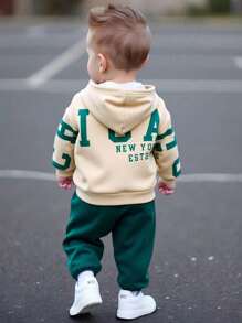 SHEIN 两件套男童休闲韩版宽松字母印花连帽衫和松紧腰裤套装，适合秋/春季、户外玩耍、上学、街头风、派对和居家休闲穿着，加厚保暖面料，适合秋冬季穿着。