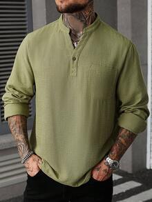 Manfinity CasualCool Camisa casual de manga larga con bolsillo y cuello con muesca de unicolor para hombres, la nueva camisa de otoño 2025 es adecuada para diversas ocasiones como ir al trabajo, citas casuales y negocios. Es una prenda de manga larga para salir en otoño, camisa casual de cuello alto para hombres de otoño, camisa versátil para salidas de otoño, camisa de la nueva colección de otoño 2025, para el otoño - Verde militar - Ver 4