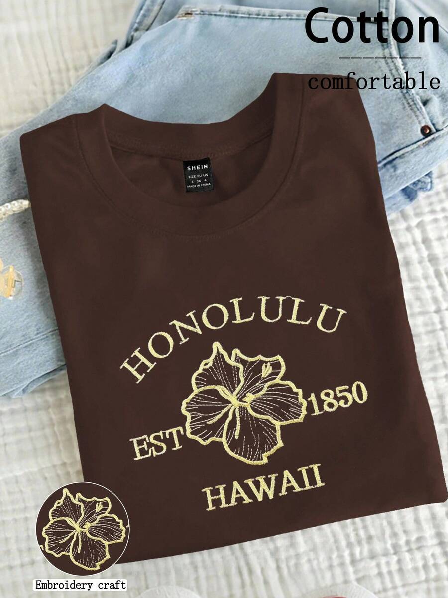 Arcane Artistry Camiseta Feminina de Gola Redonda com Contraste de Cor, Slogan e Bordado de Hibisco - Café - Visão 1