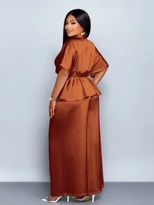 SOLERSUN 大码女装春夏时尚纯色优雅 V 领时尚精致短袖缎面不对称下摆衬衫和直筒阔腿优雅长裤套装、两件套西装、休闲宽松度假套装 - 棕色 - 查看 2