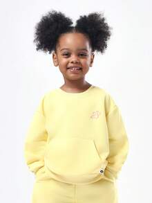 SUMWON 女童两件套卫衣套装，饰有蝴蝶、星星和加州印花图案，舒适休闲，适合秋冬季穿着，包括连帽套头衫和运动裤，适合4岁女孩。