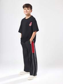 SUMWON Conjunto de camiseta de manga corta y pantalones de pierna ancha de estilo casual y moderno con logo de caligrafía, conjunto coordinado de estilo callejero de verano - Negro - Ver 2