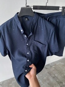 Manfinity Homme 男士华夫格纹理闪亮纽扣衬衫和短裤套装 - 藏蓝色 - 查看 1