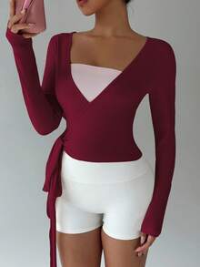 SHEIN Unity 粉色瑜伽健身运动高弹柔软裹身 V 领长袖短款紧身 T 恤，时尚简约休闲优雅基本款衣橱必备设计，适合女性，春秋季 - 酒紅色 - 查看 4