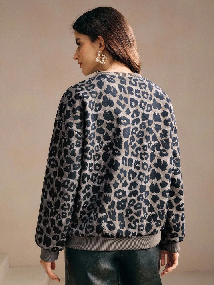 Verzierter Leoparden-Muster Vintage Leopardenkopf Regular Fit Damen Sweatshirt, geeignet für Herbst, Frühling, Winter, Ausgehen, elegant, formell, schick, Neujahr, Weihnachten, Abschluss, Lässig, Weihnachts-Sweatshirt