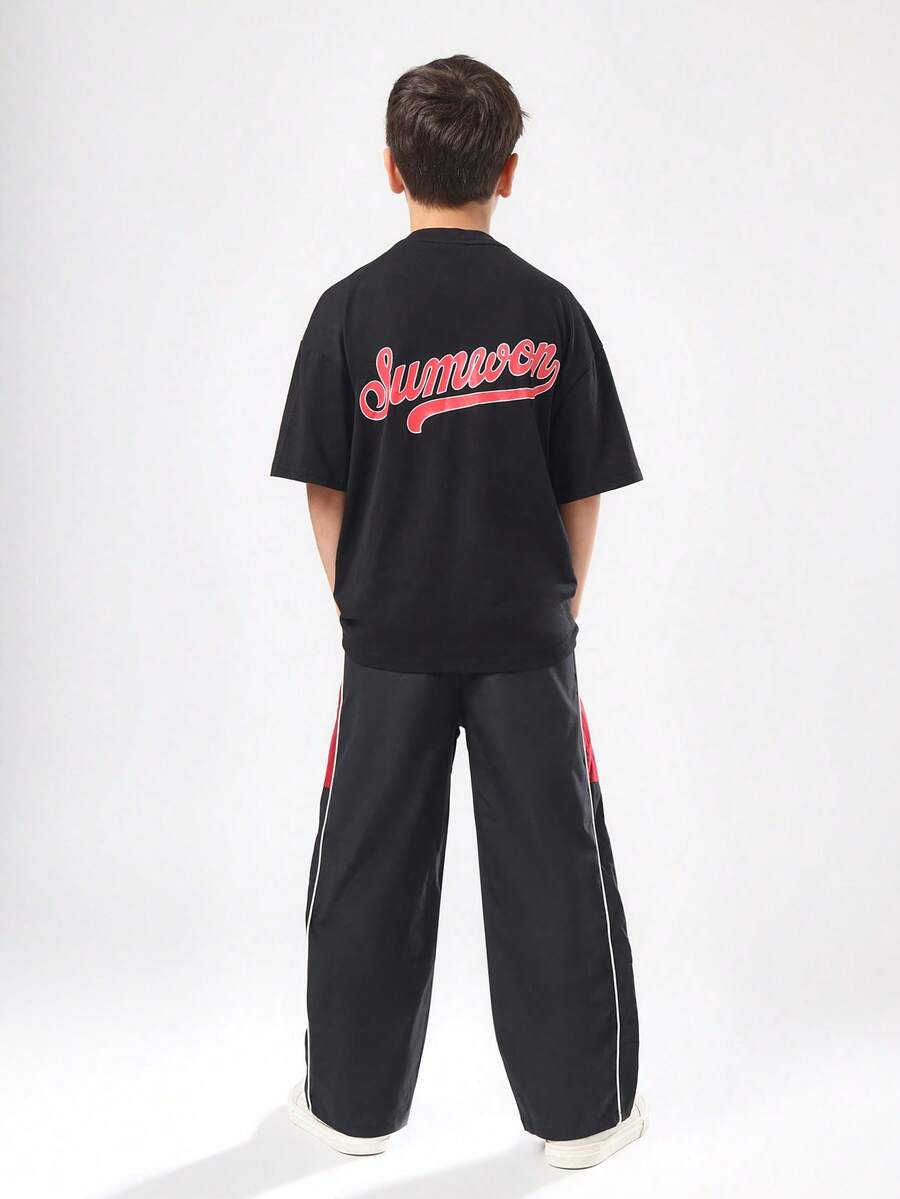 SUMWON Conjunto de camiseta de manga corta y pantalones de pierna ancha de estilo casual y moderno con logo de caligrafía, conjunto coordinado de estilo callejero de verano - Negro - Ver 1