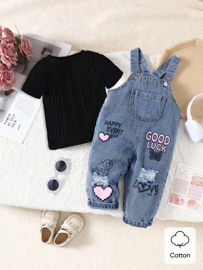 SHEIN Vintaside Kids 2pcs Baby Girls Classic Black Short Sleeve Graphic Tee And Denim Bib Pants Set, Soft And Comfortable Fabric, Suitable For Daily Wear, Vacation, Outings, School, Gatherings, Spring/Summer