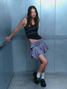 TypaGal Chiếc váy ngắn kẻ caro với thắt lưng bản to và gấu khăn tay này mang đến nét trẻ trung, tươi mới. Nó kết hợp phong cách Y2K và Fairycore, đồng thời vẫn dễ mặc trong mùa thu, công sở lễ hội cho phái nữ và phong cách thường ngày của phái nữ. Chi tiết khóa cài táo bạo tạo điểm nhấn, giúp bạn dễ dàng kết hợp với áo sơ mi trang trọng hoặc trang phục công sở. Phối cùng các lớp trang phục theo phong cách Goth, Alt hoặc Cosplay cho trang phục Halloween hoặc phong cách Giáng sinh vui tươi. Kiểu dáng quyến rũ này cũng phù hợp cho khách dự tiệc cưới hoặc là một món đồ thường ngày nổi bật trong bất kỳ bộ sưu tập mùa thu nào của phái nữ. - Rỉ Nâu - Xem 1