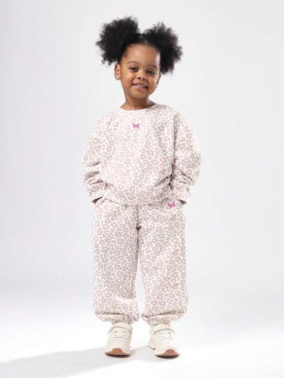  SUMWON 儿童动物纹印花套装，豹纹图案宽松卫衣和运动裤两件套，冬季休闲装，饰有粉色蝴蝶图案，适合度假穿着。