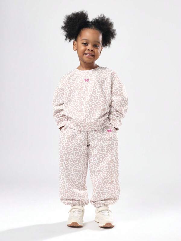  SUMWON 儿童动物纹印花套装，豹纹图案宽松卫衣和运动裤两件套，冬季休闲装，饰有粉色蝴蝶图案，适合度假穿着。