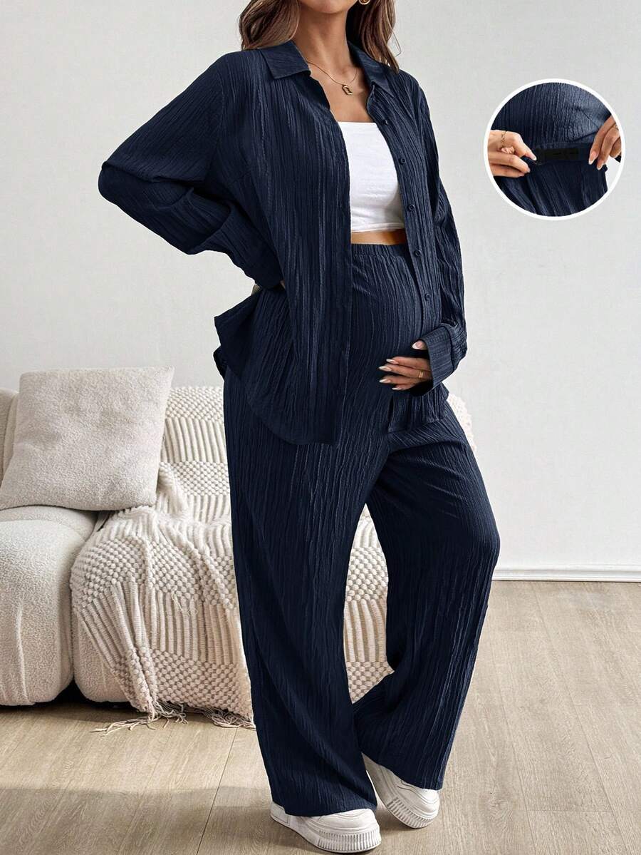 SHEIN 2 件孕妇套装:纯色长袖纽扣衬衫和可调节腰部裤子,休闲两件套女士舒适 2 件休闲套装女士 2 件休闲套装女士孕妇装两件套装舒适两件套 - 藏蓝色 - 查看 1