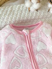 Pijama de bebé recién nacido de una sola pieza con pies de forro polar para otoño/invierno, color rosa claro con patrón de corazones blancos, estilo lindo y juguetón adecuado para bebés