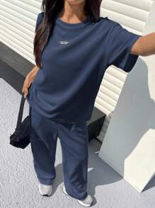 SHEIN EZwear Conjunto de 2 peças com top de manga curta de gola redonda e calça com aplicação de decoração, Plus Size, Conjunto casual confortável de 2 peças para mulheres, Roupas de outono/inverno para mulheres - Azul - Visão 3