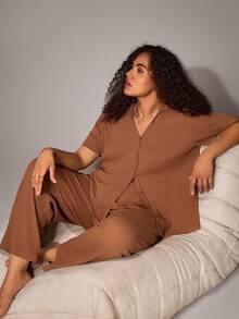 SHEIN Plus Size Jacquard Textured Solid Color Short Sleeve Pajama Set - Khaki - View 5