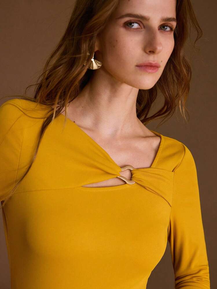 Camiseta ajustada de manga larga con detalle de anillo metálico en el cuello asimétrico, para otoño e invierno