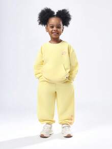 SUMWON 女童两件套卫衣套装，饰有蝴蝶、星星和加州印花图案，舒适休闲，适合秋冬季穿着，包括连帽套头衫和运动裤，适合4岁女孩。