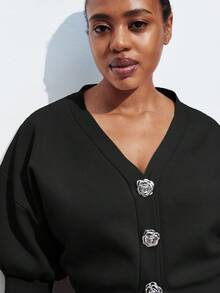 Maija 大码女式灯笼袖金属纽扣V领针织上衣，都市商务休闲时尚百搭派对装，适合春夏、情人节、狂欢节、服装派对、海滩婚礼、度假休闲等场合。 - 黑色 - 查看 5