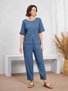 Miaspire 2 件套休闲纯色纹理衬衫和裤子套装母亲节服装送给妈妈的礼物女士休闲梭织面料两件套服装：卡其色圆领半袖上衣和长口袋裤夏季休闲度假场合梭织纹理提花面料女士两件套西装乡村服装女士复古服装女士机场服装女士老钱风格女士复古服装女士教师服装女士蓝色套装 2 件亚麻套装女士衬衫和裤子套装 2 件套 - 藍色 - 查看 3