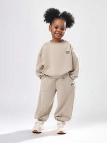 SUMWON Conjunto de sudadera y pantalón de chándal de dos piezas con diseño de oso para niños, ropa cómoda para el invierno y el tiempo de juego, coordinado a juego - Gris - Ver 1