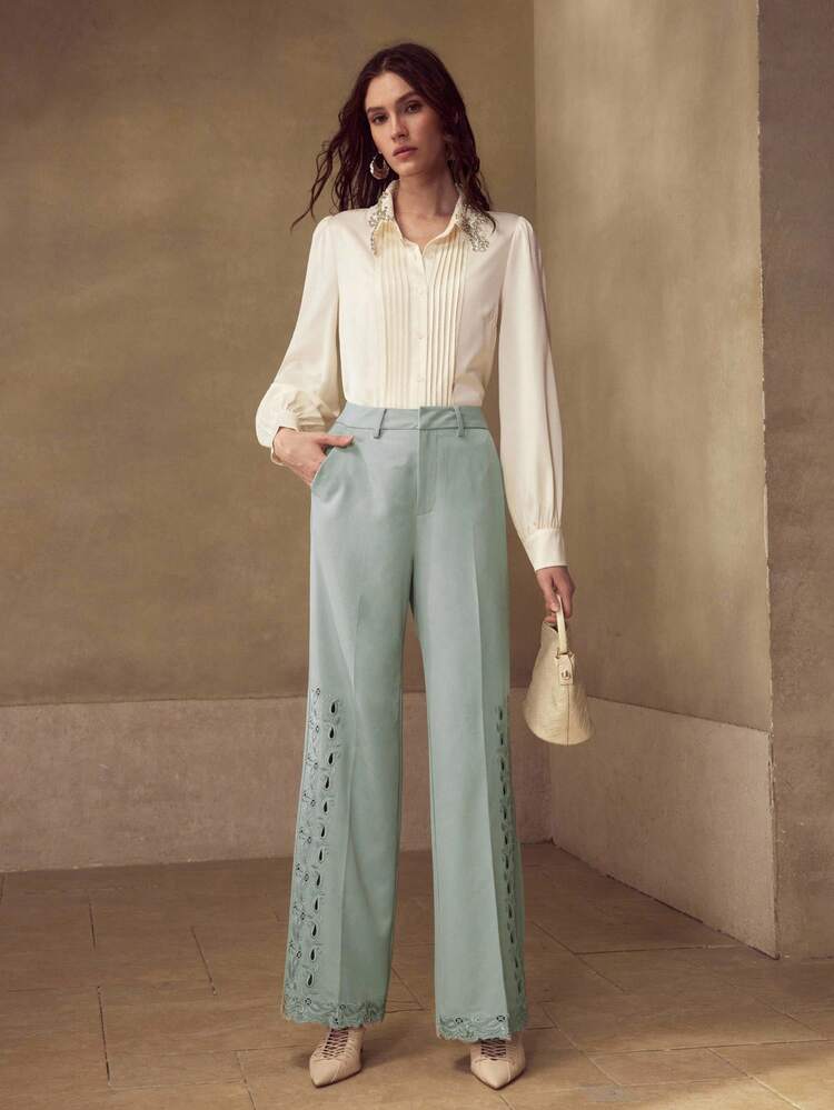 PANTALONES CON PERNERA ACAMPANADA, COSTURA FRONTAL CON CORTE LÁSER Y BORDADO