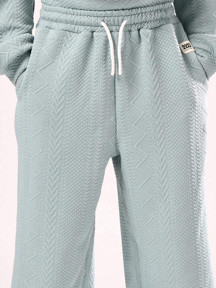 ケーブルニットのフード付きスウェットシャツとマッチするジョガーパンツ