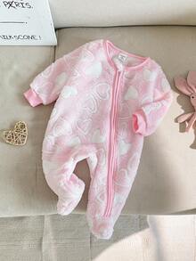 Pijama de bebé recién nacido de una sola pieza con pies de forro polar para otoño/invierno, color rosa claro con patrón de corazones blancos, estilo lindo y juguetón adecuado para bebés