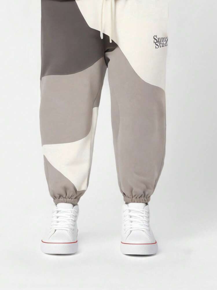 Komplet z kapturem i spodniami dresowymi w blokach kolorów i kapturem ściąganym sznurkiem