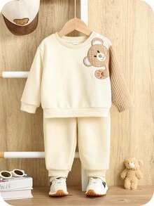 SHEIN 2 件套男婴卡通熊图案针织柔软圆领长袖套头衫和松紧腰及踝长裤套装 - 杏色 - 查看 3