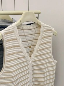 SHEIN Frenchy 2025秋冬季女士法式休闲撞色亮片条纹V领无袖纽扣荷叶边针织背心，秋冬季，无袖针织保暖上衣，撞色滚边，休闲日常穿着，FW25，通勤，简约，办公室，复古，简约，秋冬季，女士针织背心纽扣无袖开衫，四季皆宜，女士冬季毛衣，圣诞毛衣，新年，派对。亮片毛衣。 - 杏色 - 查看 4