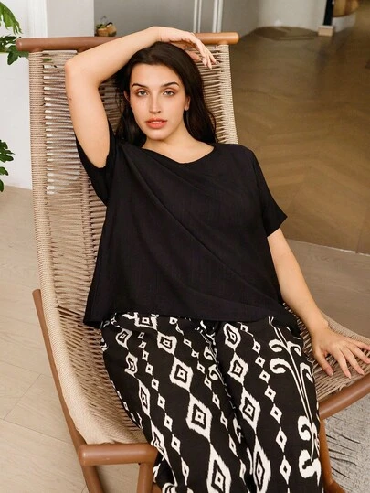 SHEIN Serenescape 休闲复古黑白几何图腾印花轻盈丝滑清爽竹纤维编织面料经典百搭休闲黑色加大码短袖和裤子家居服套装