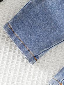 SHEIN 2 Stücke Modeoutfit für Kleinkinder Jungen: Schwarz-beige gestreiftes Langarm-Polohemd mit Kragen, kombiniert mit verstellbaren, verwaschenen Denim-Latzhosen als lässiges Outfit, geeignet für den täglichen Gebrauch, Reisen & Urlaub im Frühling & Herbst