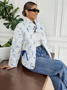 SHEIN Frenchy Women's French Casual Contrast Trim Blue And White Floral Print Long Sleeve Pocket Single-Breasted Casual Winter Coat Women Hot Selling Fashion Autumn Artwork Print Design Casual Commuter Ladies Long Sleeve Cardigan With Fro , Women Quilted Long Sleeve Coat, Warm Quilted Coat, Elegant Coat, Contrast Quilted Long Sleeve Coat, Fall Women , Winter Women, All-Season, Winter For Women, Casual Office Women, French Style , Business Casual Woman, Elegance, Commute, Minimalist, Office, Old Money, Simple, For Daily Wear, National Day, New Year Women's - Blue and White - View 4