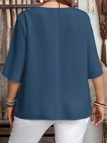 EMERY ROSE Blusa suelta de manga 3/4 con cuello con muesca y botón decorativo en color azul sólido para mujer de talla grande, adecuada para el verano, citas y la oficina - Multicolor - Ver 2
