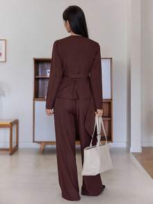 DAZY 女士 V 领裹身式侧系带上衣和直筒裤两件套休闲套装 - 棕色 - 查看 3