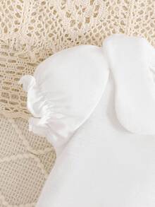 SHEIN Vintaside Kids Conjunto De Bebé De Niña Con Blusa Con Cuello Peter Pan, Pelele Con Detalles De Volantes Y Juguete - Multicolor - Ver 6