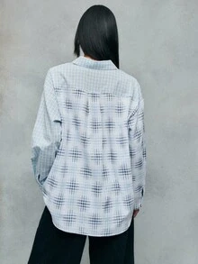 SHEIN Unity 这款女士拼接纽扣衬衫，轻松打造清爽时尚的秋冬造型。俏皮的格纹图案与清爽的白色拼接，搭配精致的纽扣细节，使其成为秋冬女装系列的理想之选。完美适用于商务休闲女性、办公室女性和职场女性。 - 藍白色 - 查看 2