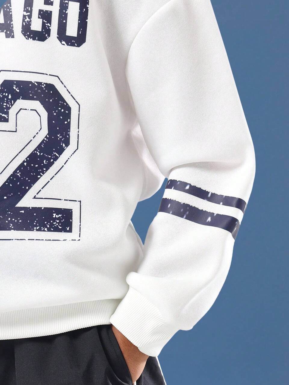 Sweat à capuche blanc surdimensionné avec imprimé numéro de l'équipe universitaire de Chicago