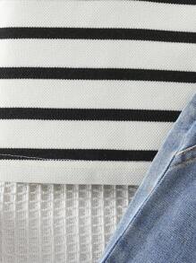 SHEIN 2 Stücke Modeoutfit für Kleinkinder Jungen: Schwarz-beige gestreiftes Langarm-Polohemd mit Kragen, kombiniert mit verstellbaren, verwaschenen Denim-Latzhosen als lässiges Outfit, geeignet für den täglichen Gebrauch, Reisen & Urlaub im Frühling & Herbst