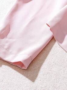 Franclia 这款优雅时尚的秋冬女士粉色长袖西装外套+印花半裙两件套，适合商务休闲、婚礼宾客、日常出行等多种场合，兼具优雅与新颖设计，并充分考虑了秋季搭配和冬季穿着的需求，可轻松打造得体吸睛的女士套装，是兼具实用性和时尚感的女士之选。关键词：女士婚礼宾客服装、优雅外套、女士套装、女士秋季搭配、新款冬季套装、商务休闲套装 - 淺粉色 - 查看 3