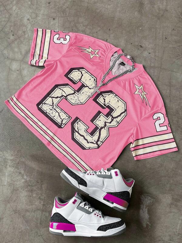 Manfinity Campus Court Camiseta de manga corta con cuello en V y gran número en inglés, estilo deportivo urbano para hombre. Camiseta de verano, camiseta urbana para hombre, camiseta de moda para hombre. Tela cómoda, excelente mano de obra, adecuada para uso diario, salir, escuela, reuniones con amigos. Puede usarse como regalo para novios y amigos. Estilo de los años 2000.