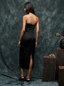 TypaGal 这款带有人造皮草饰边的小黑裙，为女士秋装和冬装增添迷人魅力。非常适合作为节日派对、婚礼宾客礼服或正式活动的冬季连衣裙。它可轻松搭配女士喜爱的冬季外套，或作为女士秋季连衣裙的曲线修身剪裁。 - 黑色 - 查看 2